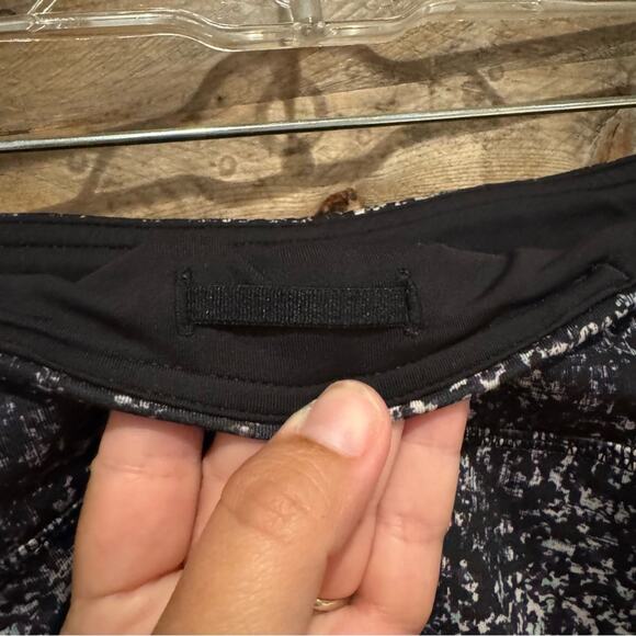 Lululemon Illumina Crop In Rocky Road Sand Dune Ground/Black Size 8 Athletic Gym - Picture 10 of 16